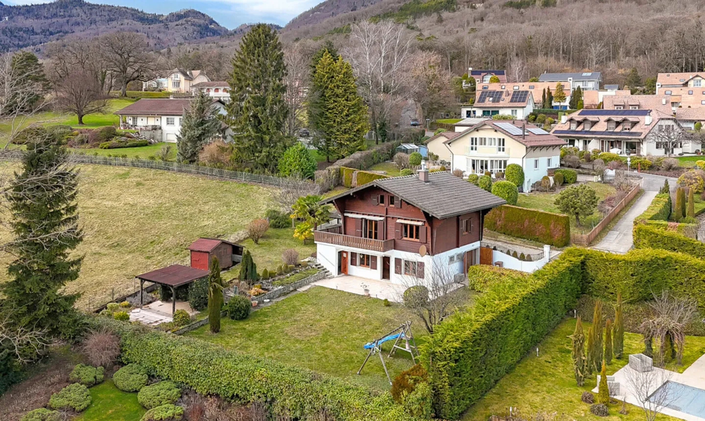 Une opportunité rare : chalet spacieux à fort potentiel à Genolier - Foto 3 di 11