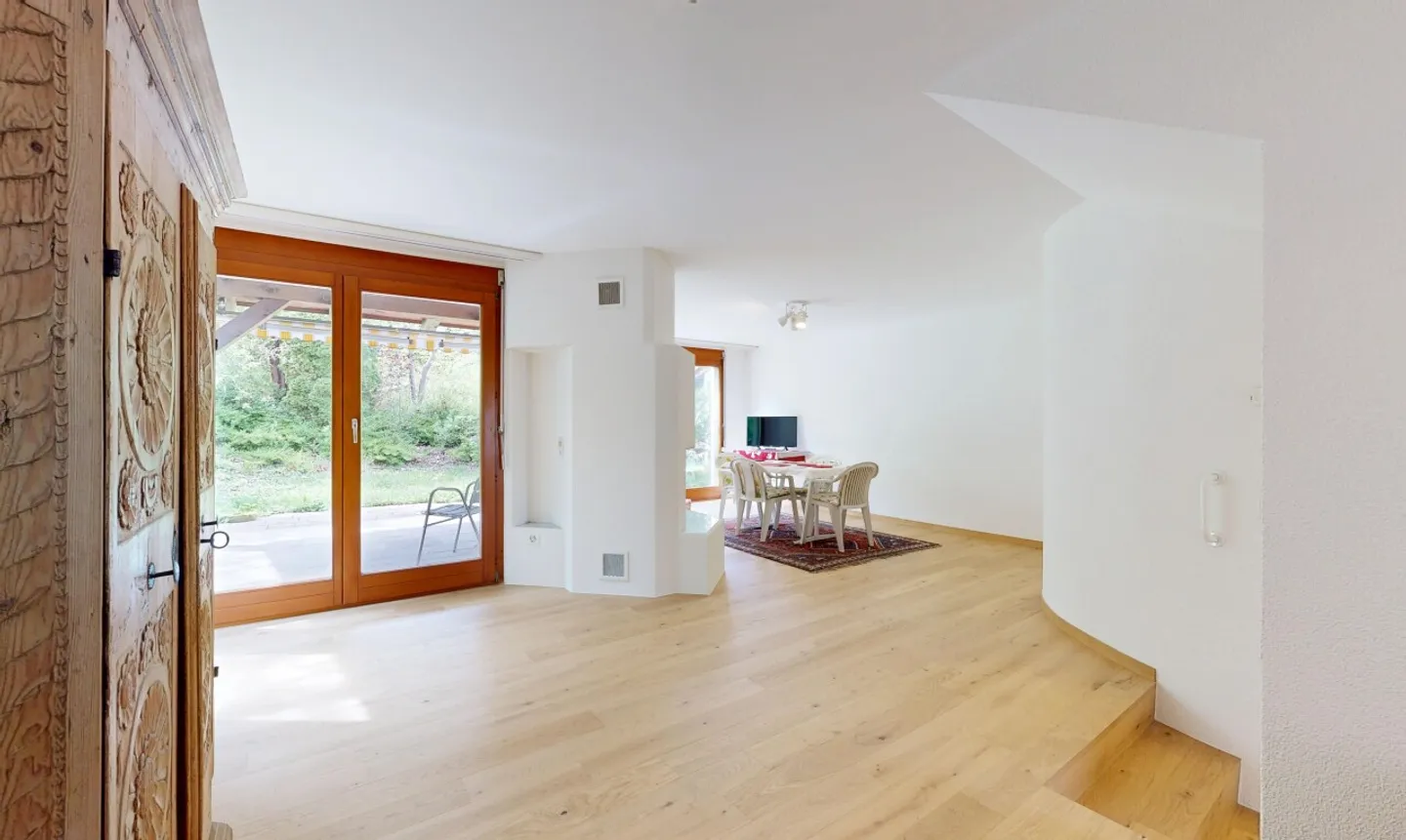 Well-maintained 6-room semi-detached family house in a preferred location - Photo 2 of 13
