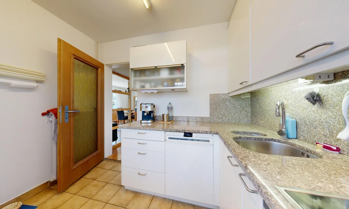 Freistehendes Einfamilienhaus auf grosszügigem Grundstück in Rümlang - Foto 9 di 11