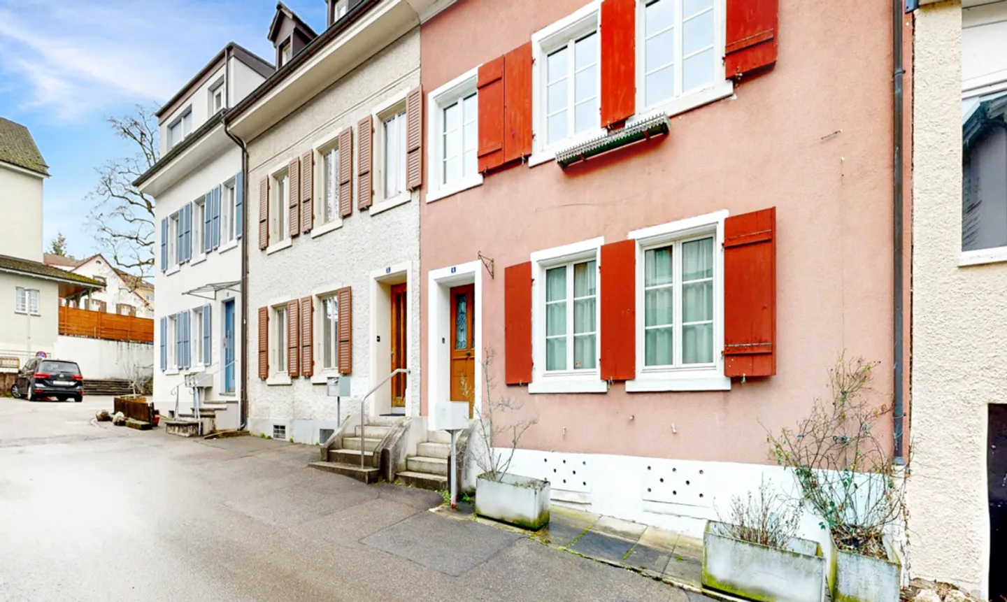 Residential building with development potential in a central location in Binningen - Photo 3 of 11