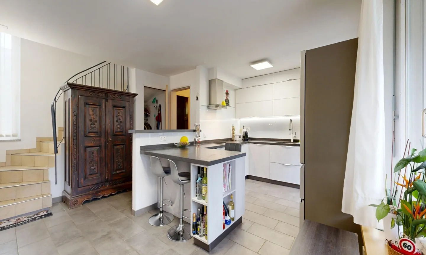 Renovated 5.5-room semi-detached house with large garden and separate garage - Photo 7 of 11