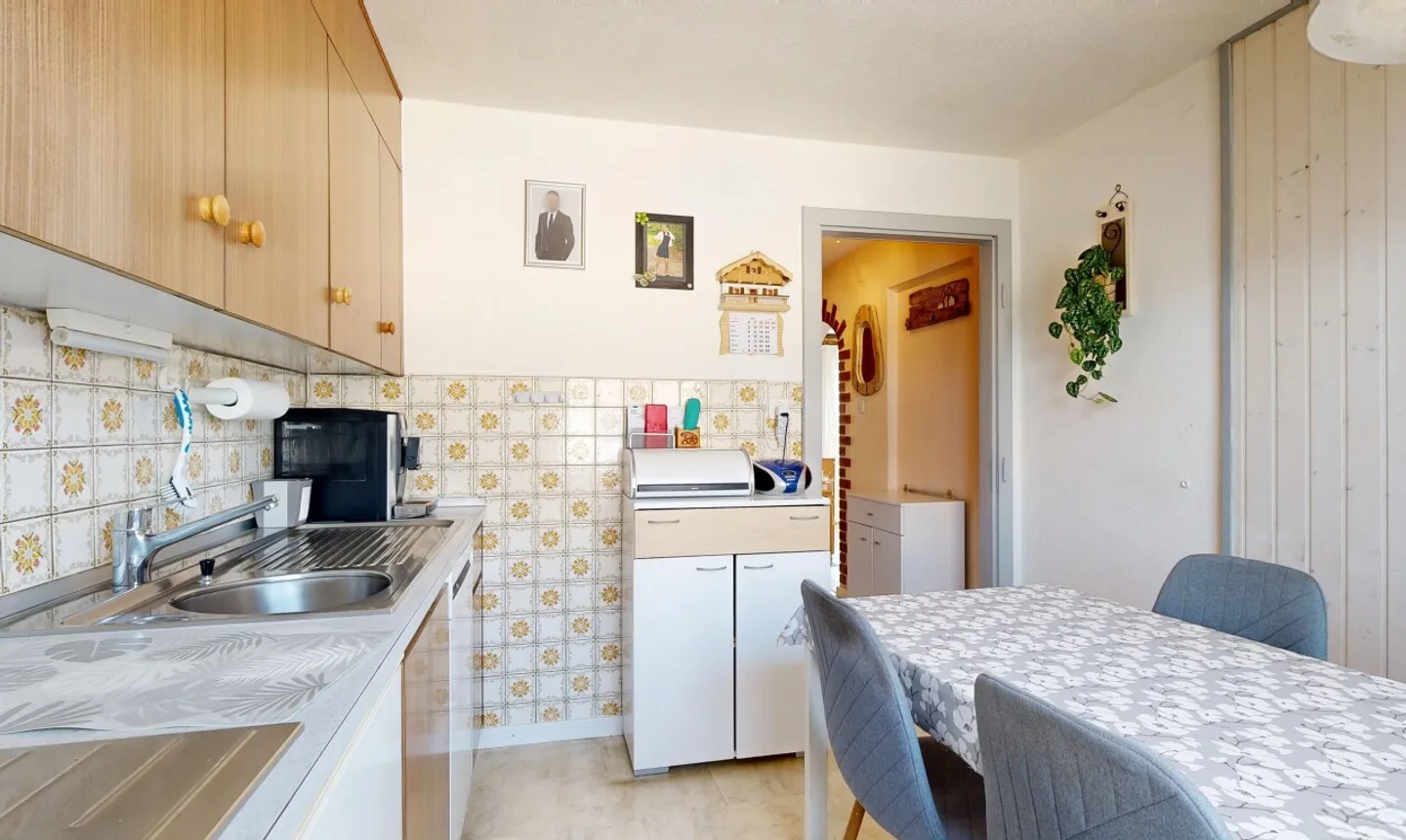 Casa multifamiliare a Broc – 6,5 stanze e grande potenziale - Foto 7 di 11
