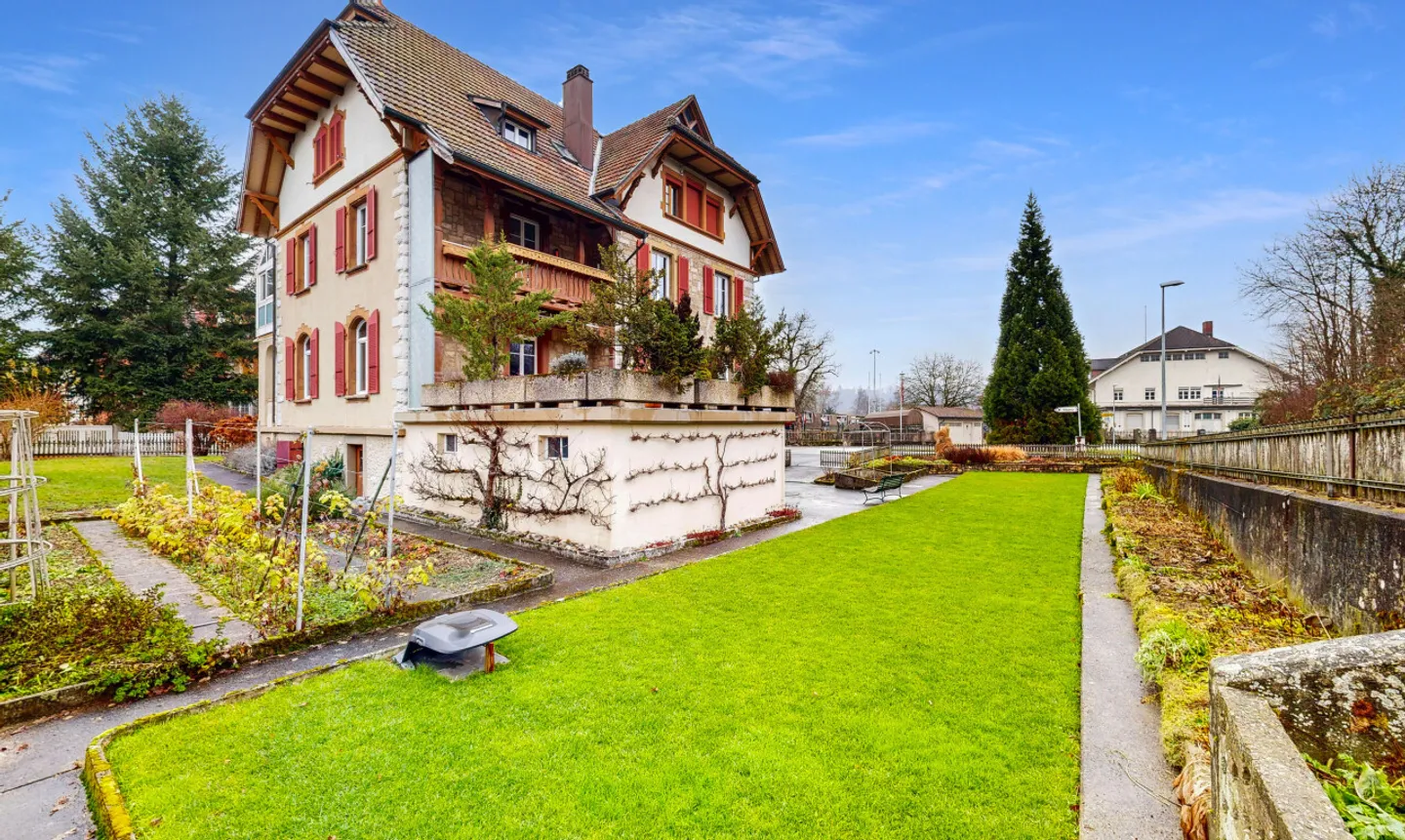 Ampia casa bifamiliare con carattere e potenziale - Foto 2 di 11