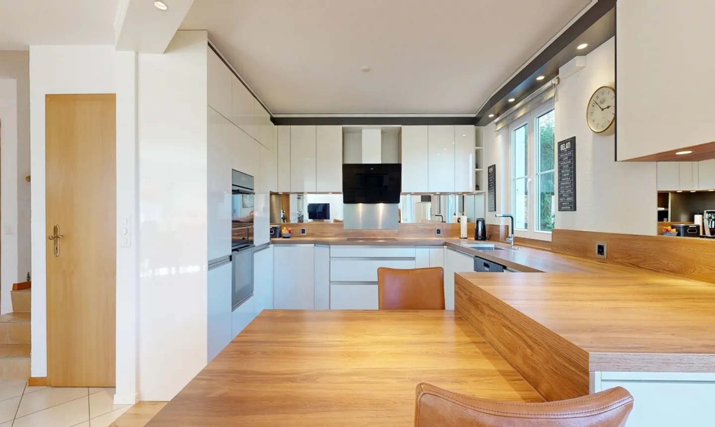 Casa a schiera con grande giardino e volumi generosi - Foto 5 di 11