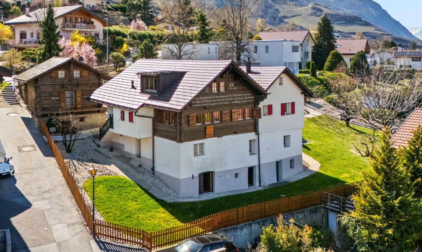 Außergewöhnlicher Immobilienkomplex Architektenhaus + Raccard + Räumlichkeiten - Foto 1 von 11