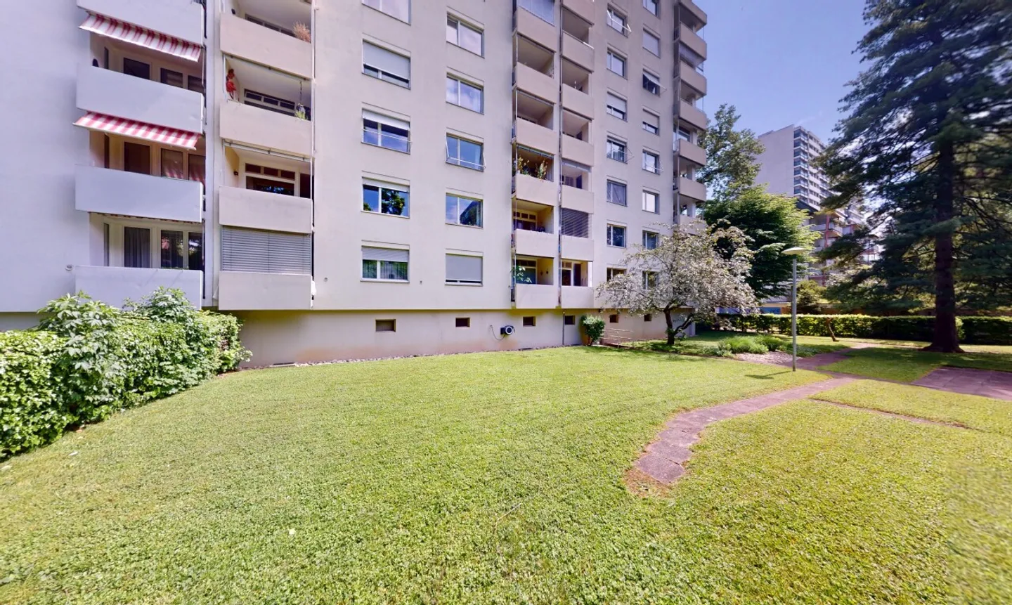 Appartamento moderno ristrutturato di 3,5 stanze con vista sul verde a Basilea - Foto 3 di 13