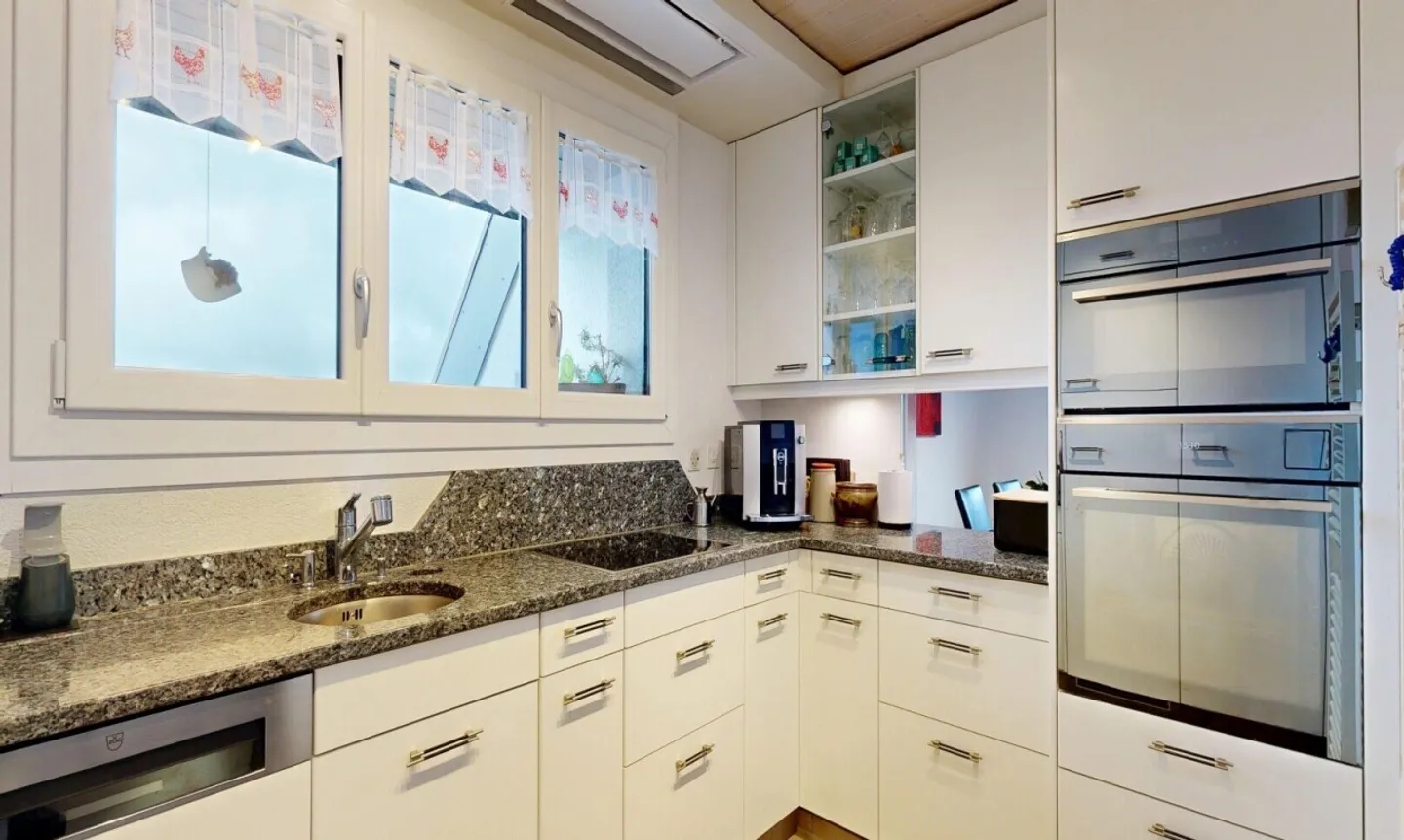 Grosszügige Attikawohnung mit Blick auf die Alpen - Photo 1 sur 11