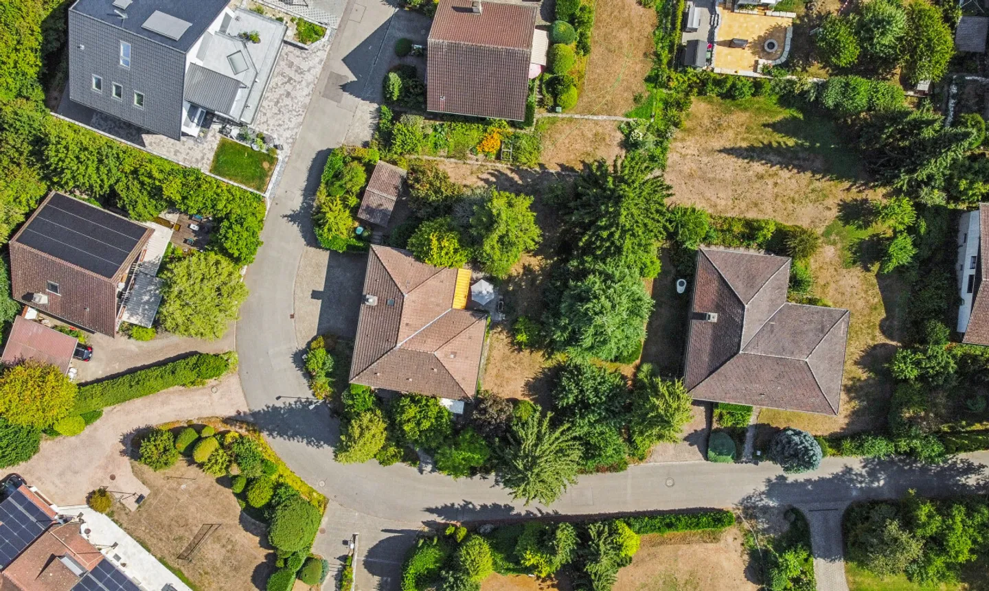 Freistehendes Einfamilienhaus auf 1'127 m² Traumgrundstück - Photo 3 sur 13