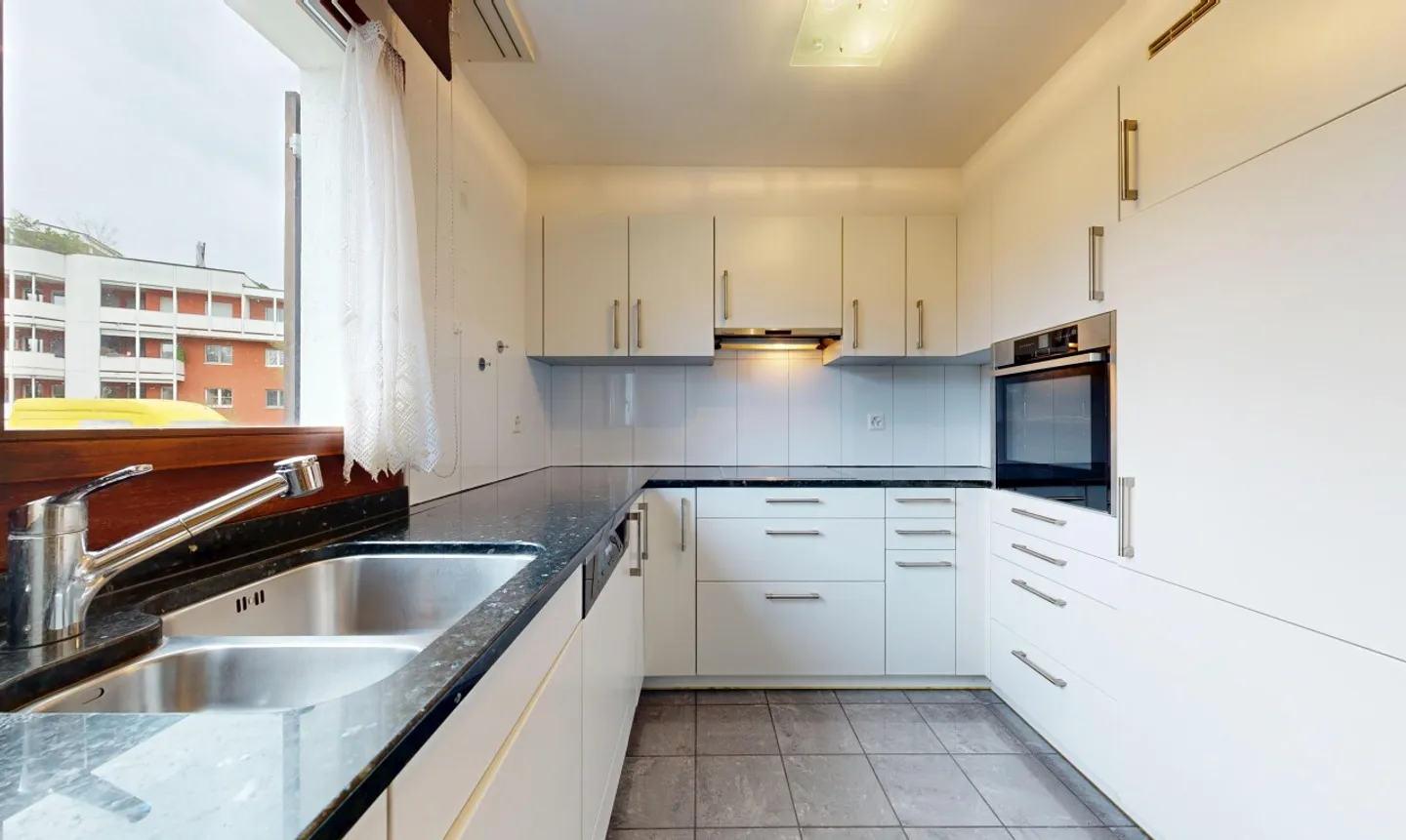 Spacious End Row House with Garden and Converted Attic - Photo 10 of 11