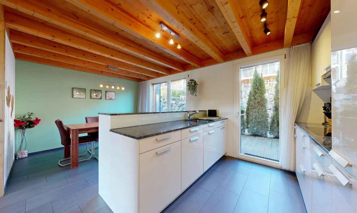 Spacious semi-detached house with garden and terraces in a quiet location - Photo 4 of 11