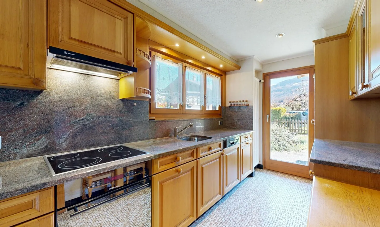 Esclusivo: Incantevole chalet con 4 camere da letto e grande giardino - Foto 3 di 13