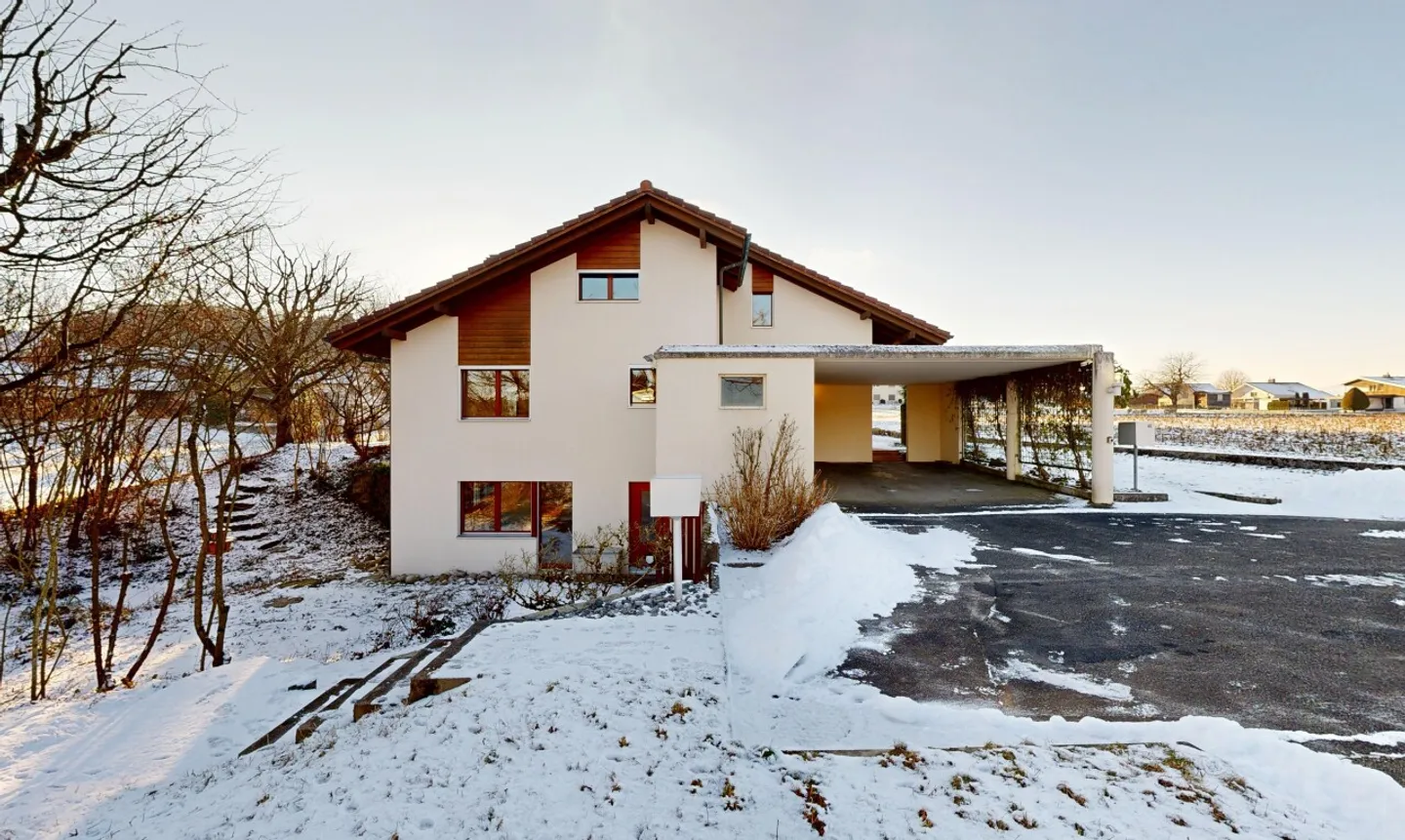 Grande Casa Familiare con Giardino, Veranda e Molto Potenziale - Foto 3 di 11