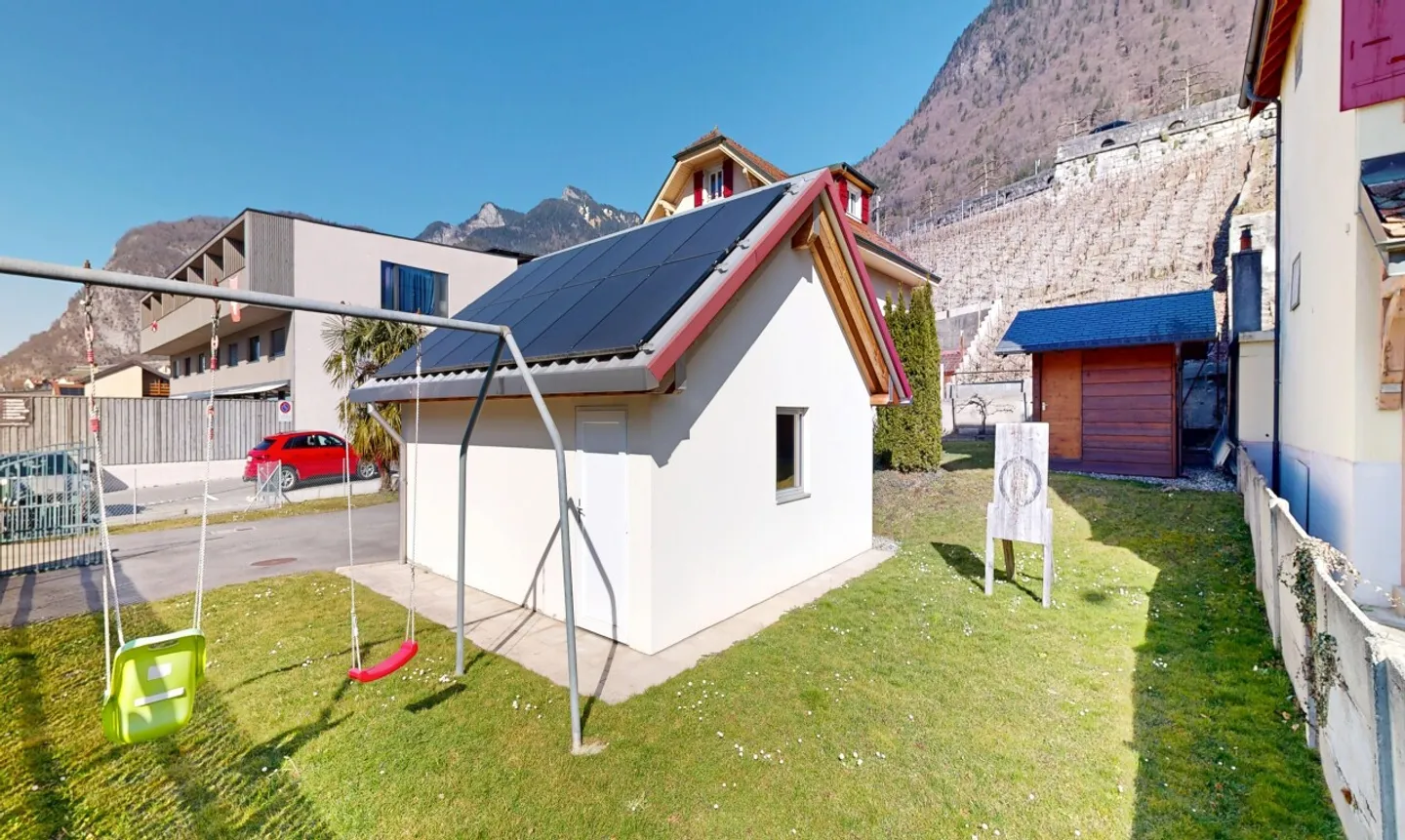 House in Aigle with 2 apartments, unobstructed view and great potential - Photo 4 of 11