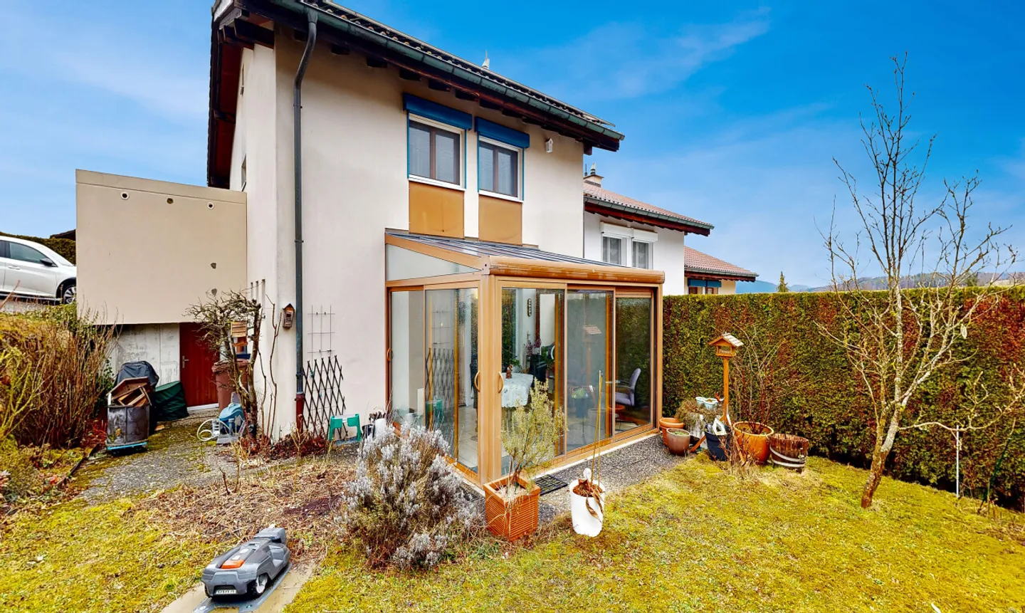 Maison familiale avec jardin - Photo 1 sur 11