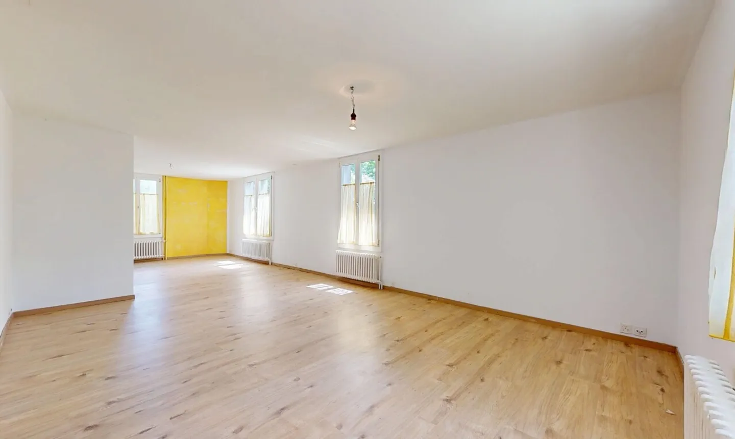 Maison bifamiliale dans la verdure avec un hangar de 400 m² utilisable commercialement - Photo 4 sur 13