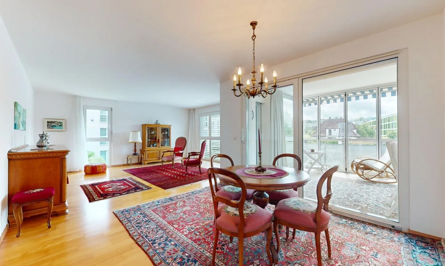 Ampio appartamento di 4,5 locali con loggia in posizione centrale e tranquilla - Foto 3 di 11