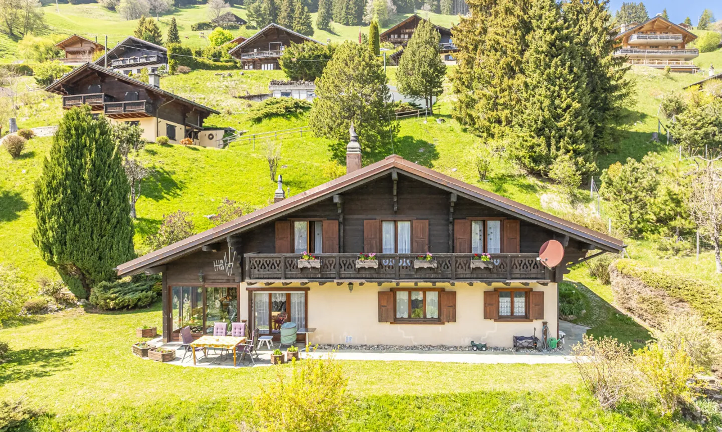Exclusive: Large chalet with 2 garages on a 3255 m2 plot - Photo 5 of 11