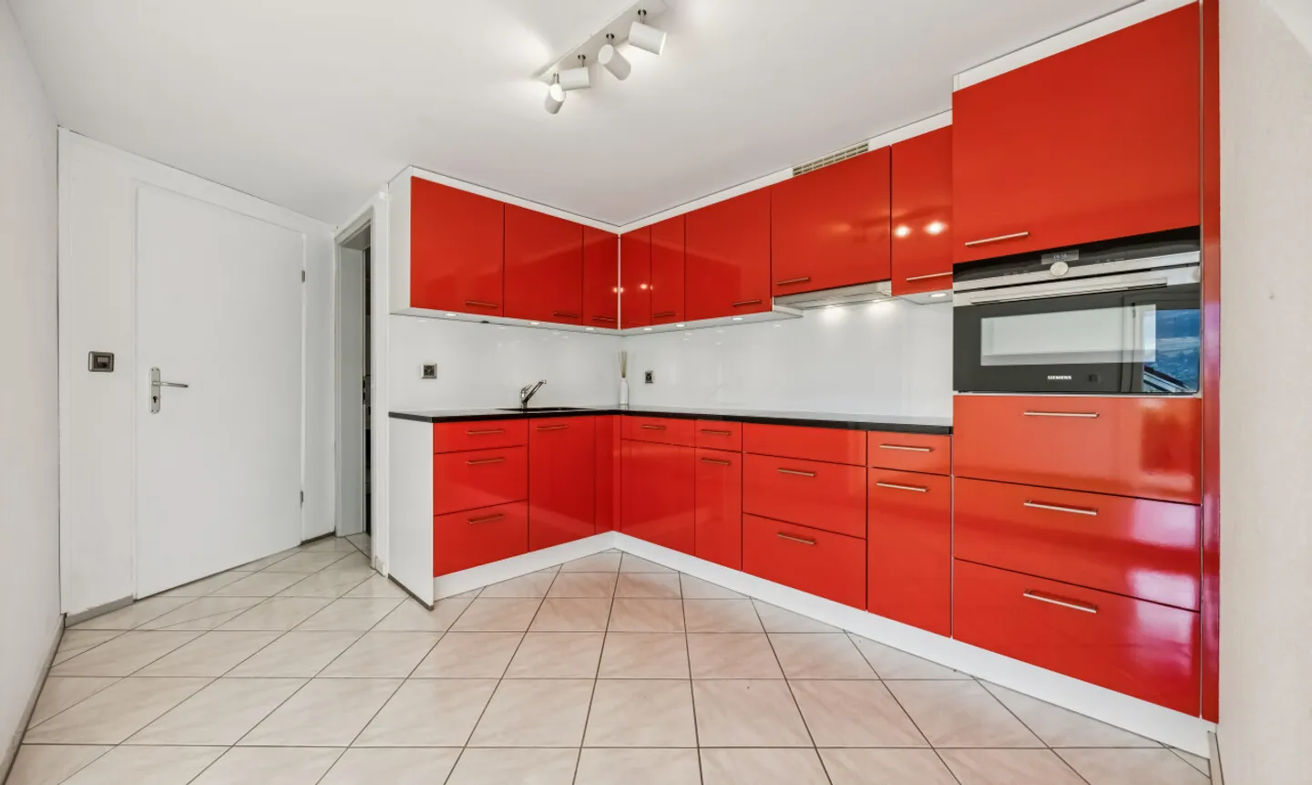 Maison individuelle spacieuse de 6,5 pièces incluant un appartement séparé à Tennwil - Photo 8 sur 11
