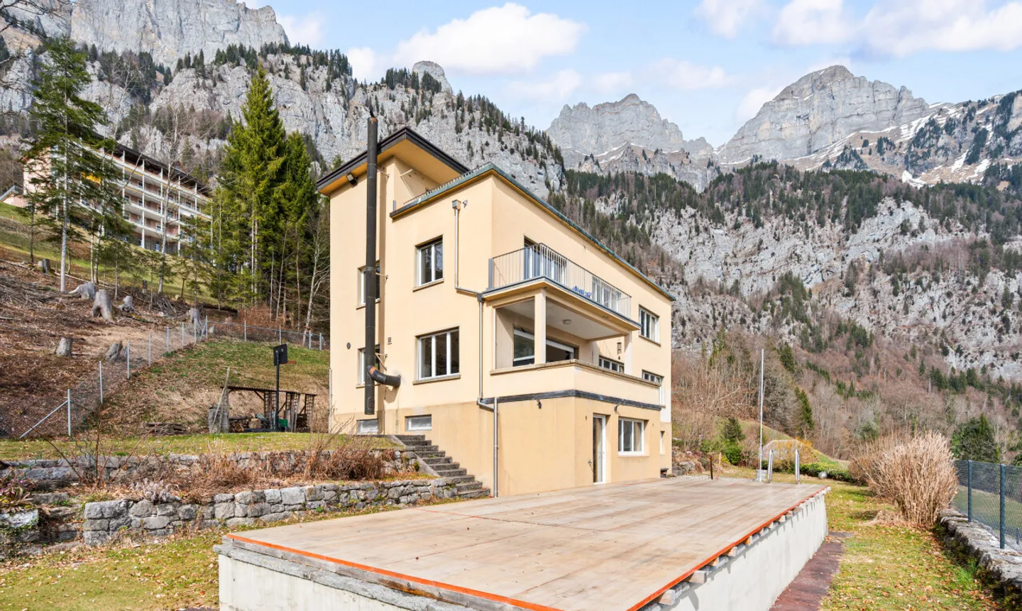 Panorama, Discretion and Space – House in Walenstadtberg - Photo 1 of 11