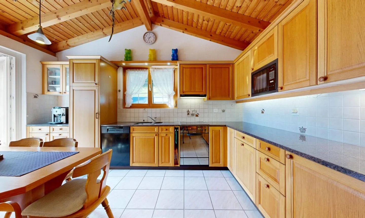 Casa indipendente con 2 garage e spazio versatile - Foto 7 di 11