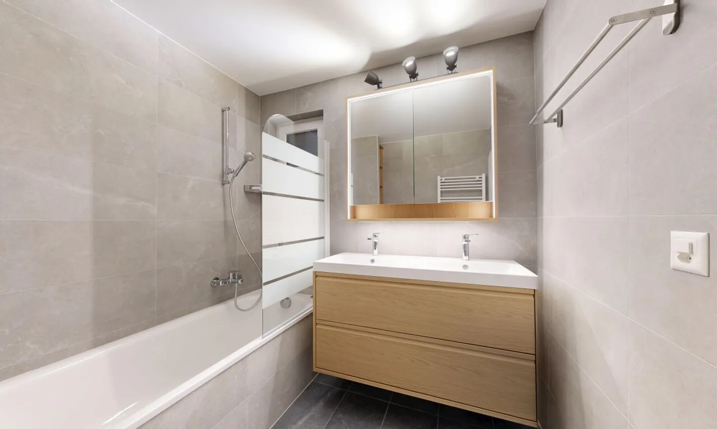 Rare: Magnifique 4.5 pièces entièrement rénové à La Conversion. - Photo 8 of 11