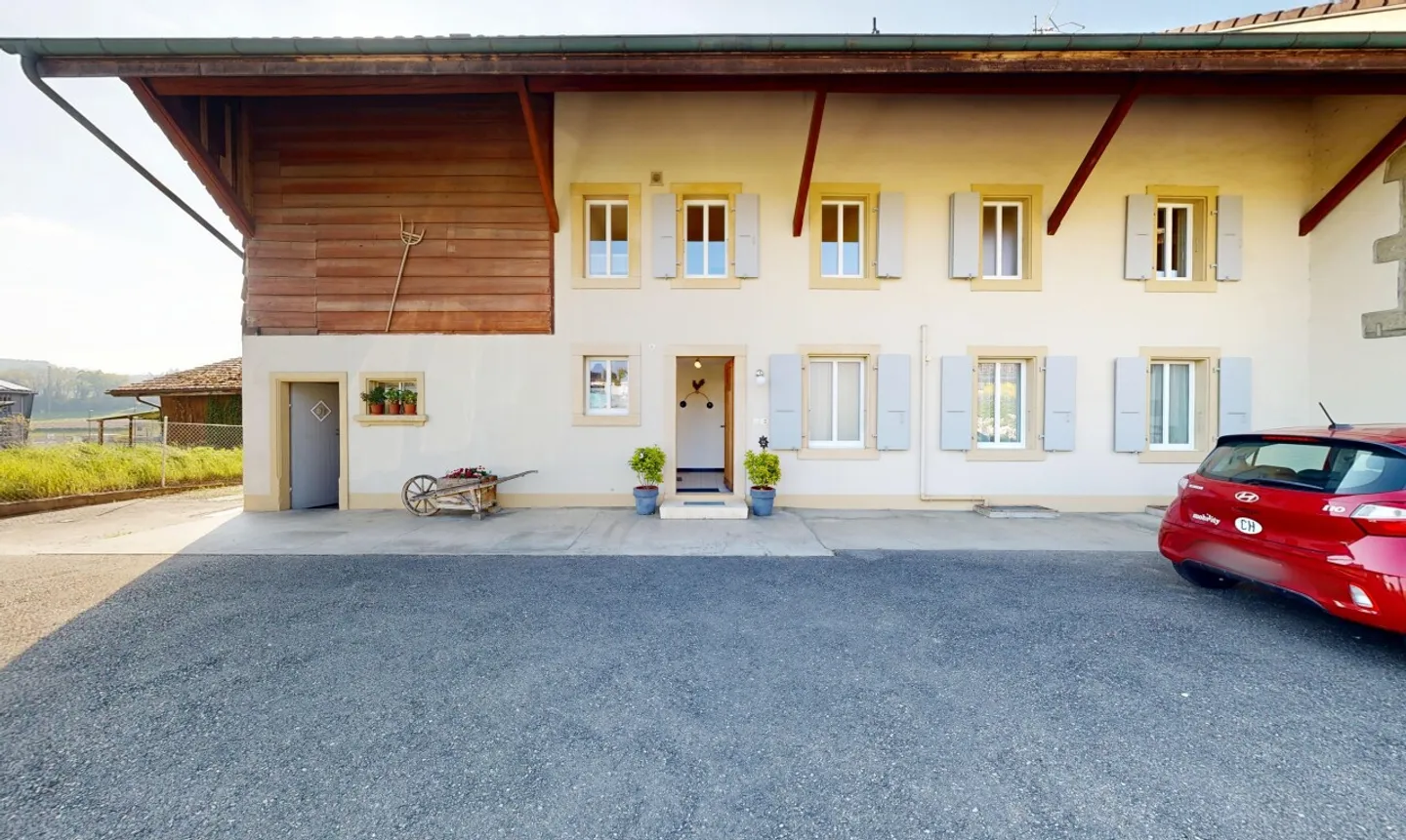 Bright family house with garden and great potential - Photo 3 of 11
