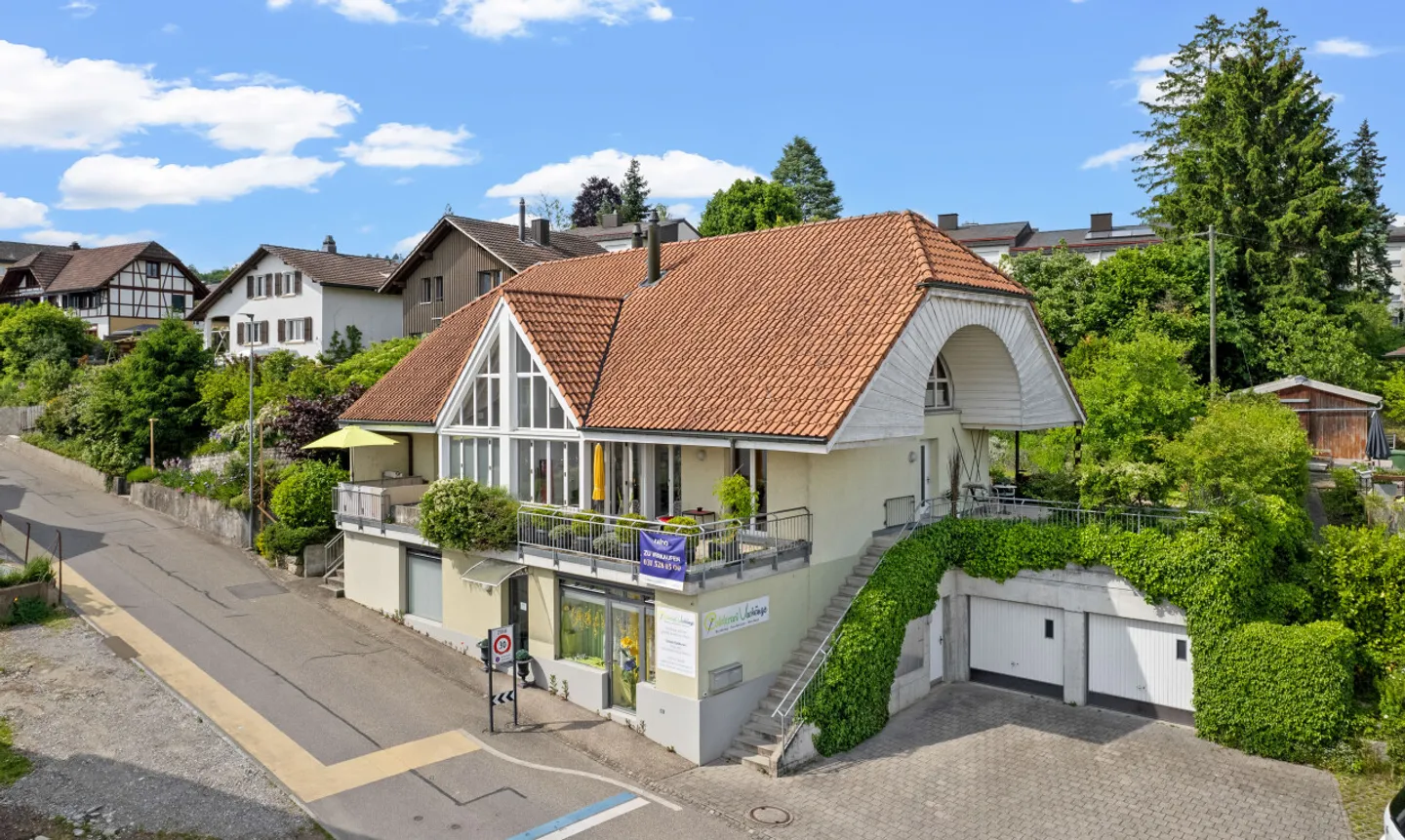 Casa bifamiliare con studio in posizione centrale a Orpund vicino a Biel BE - Foto 1 di 13