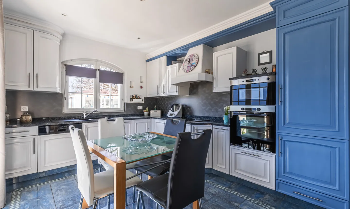 Architectural Villa with Panoramic Views - Photo 10 of 11