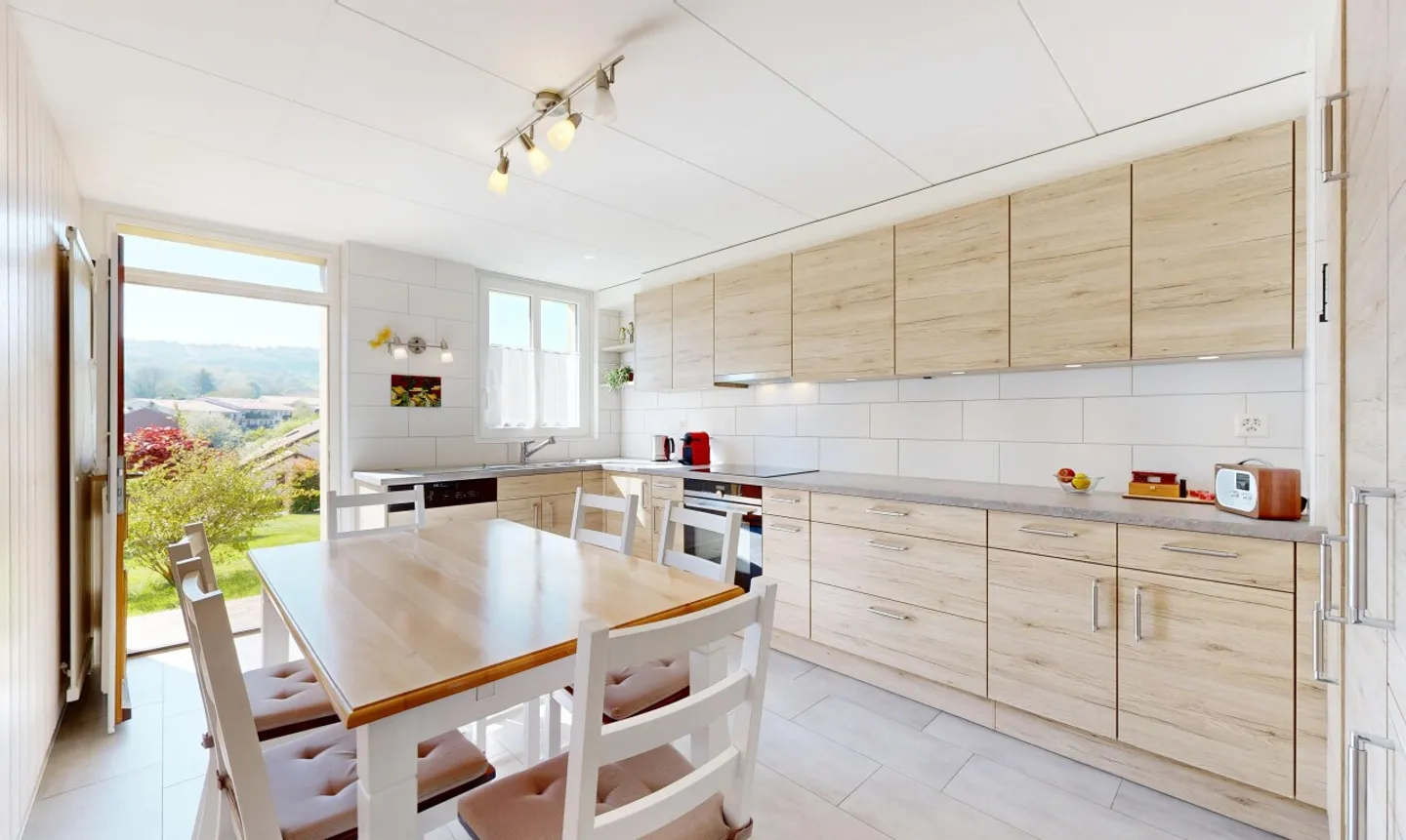 Bright family house with garden and great potential - Photo 4 of 11
