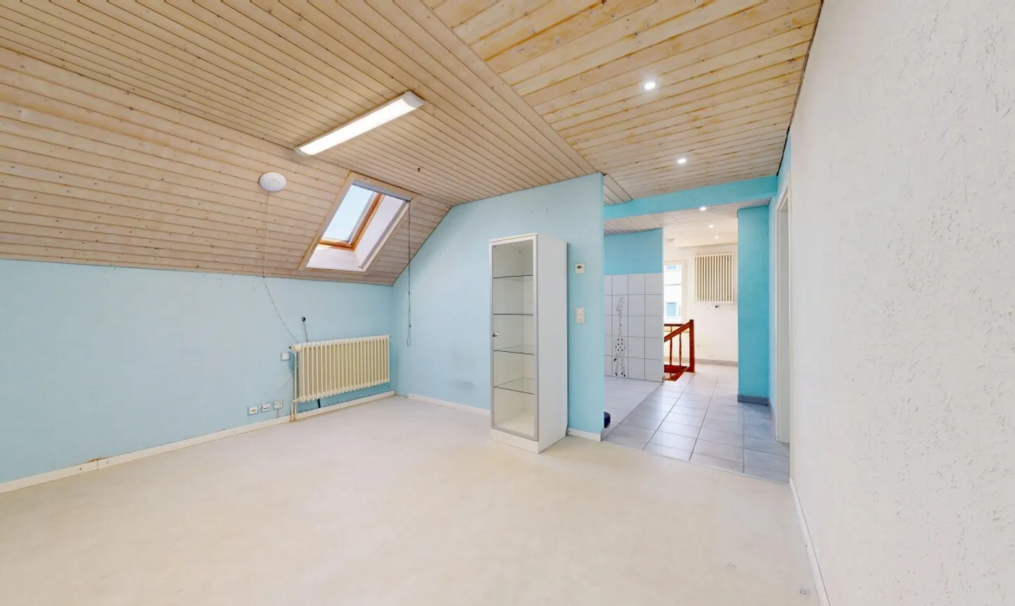 Charmantes 5.5 Zimmer Einfamilienhaus mit zusätzlichen Räumlichkeiten - Foto 9 von 11