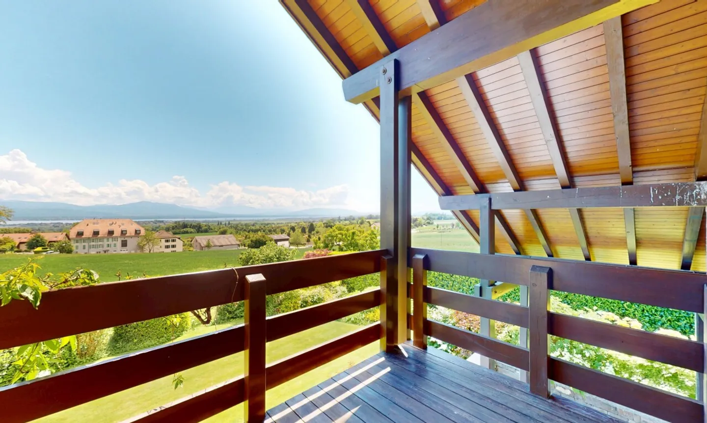 Fascino e spazio: casa con vista libera sul lago e sulle montagne - Foto 11 di 13