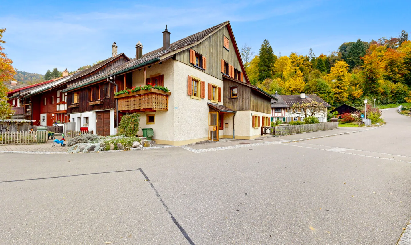 Attractive 4.5-room corner townhouse with separate shed - Photo 2 of 11