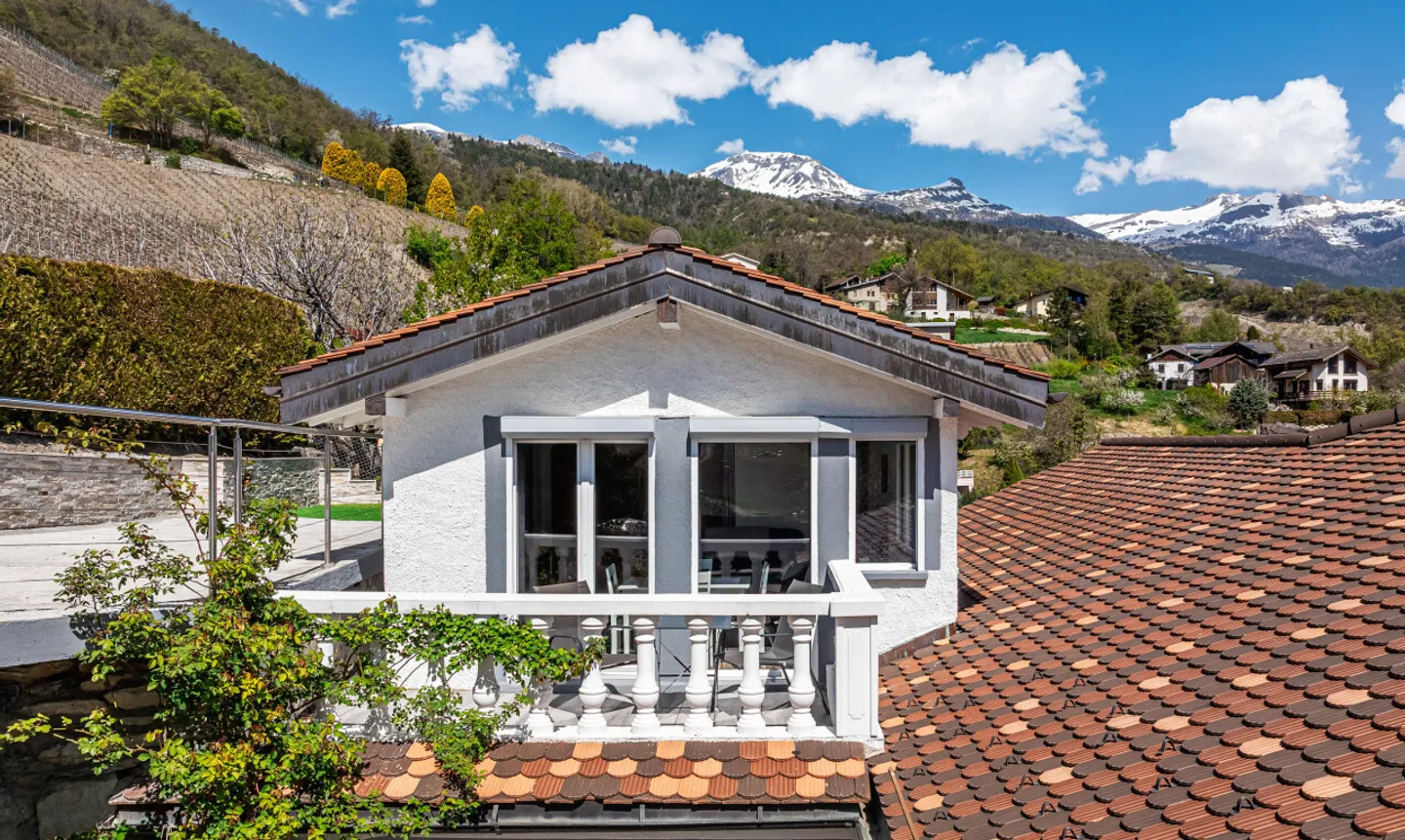 Architectural Villa with Panoramic Views - Photo 5 of 11