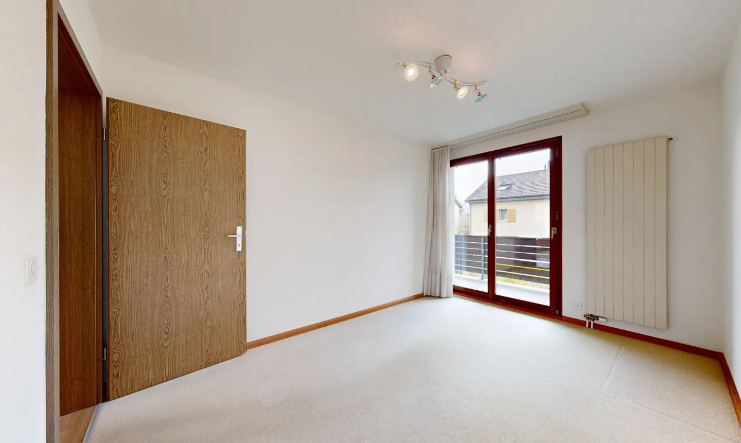 Spacious End Row House with Garden and Converted Attic - Photo 5 of 11