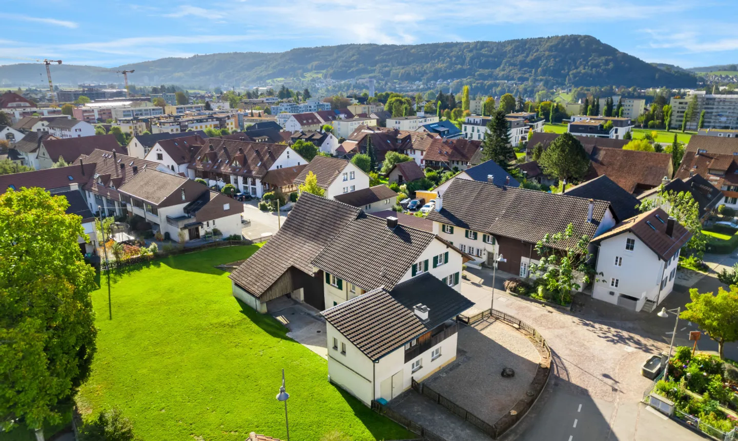 Casa con fascino e opportunità di investimento versatili - Foto 2 di 13