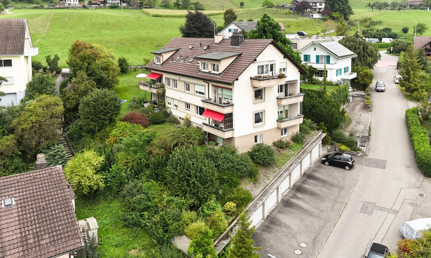 Maison multifamiliale avec grand terrain et potentiel de développement - Photo 1 sur 11