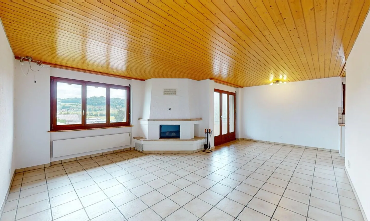 Luminoso appartamento di 4,5 locali con vista, camino e due posti auto - Foto 2 di 11