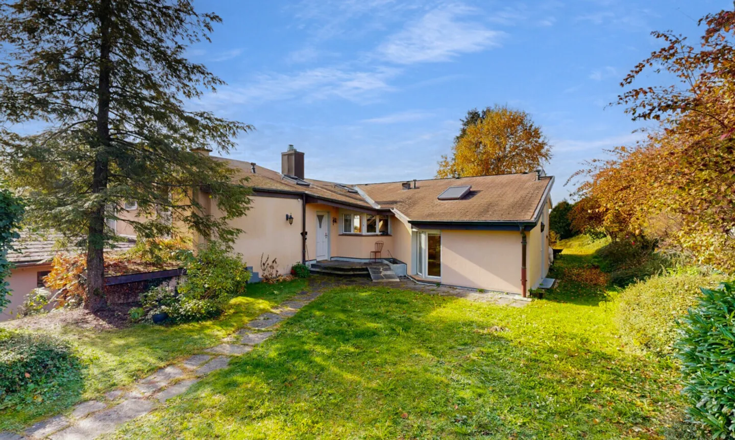 Fascino senza tempo e comfort moderno con vista sul lago! - Foto 1 di 11