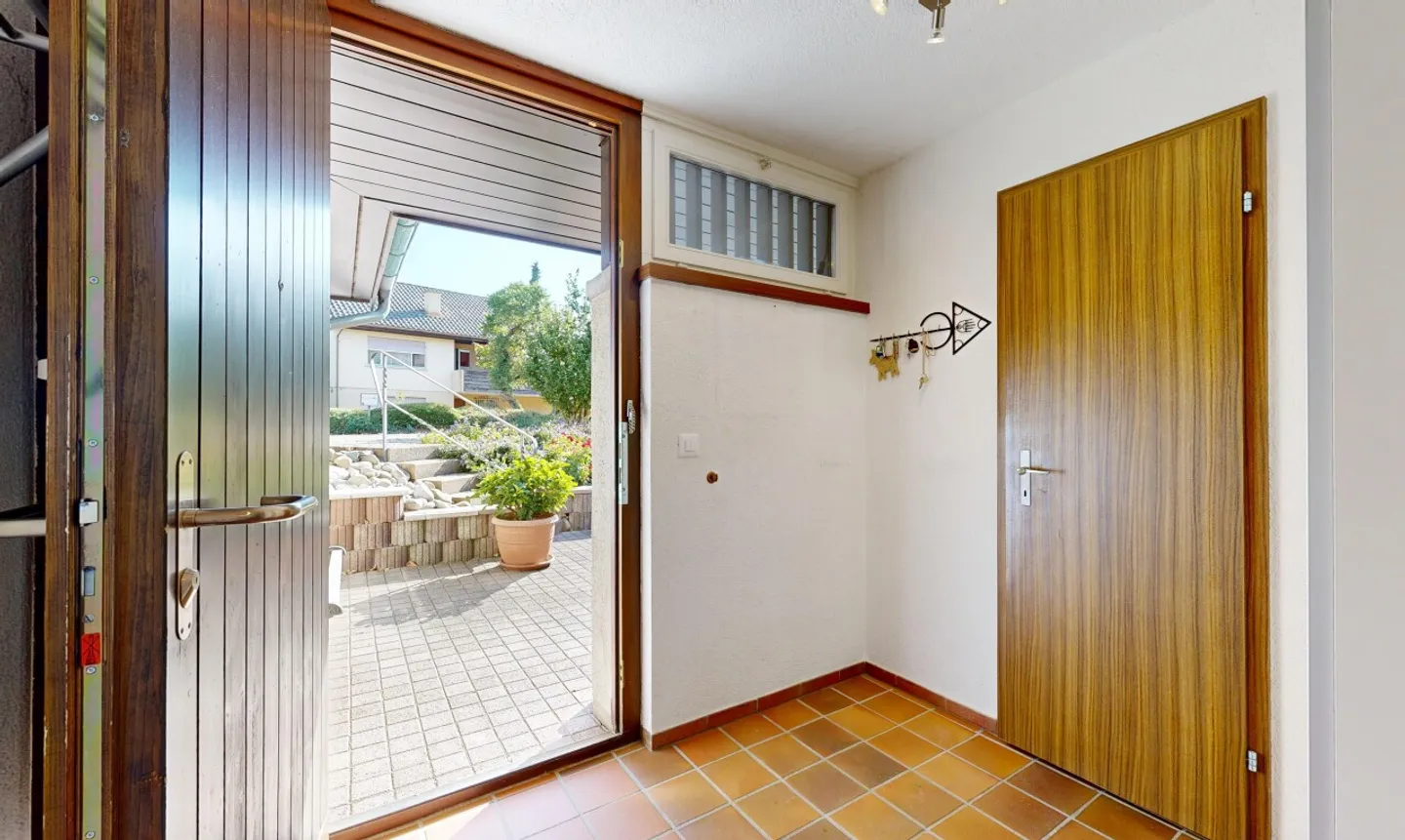 Maison individuelle jumelée avec vue dégagée et jardin spacieux - Photo 2 sur 11
