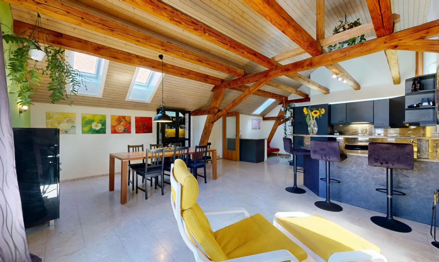 Einzigartige Dachgeschosswohnung mit Cheminée und Sichtbalken - Photo 2 of 11