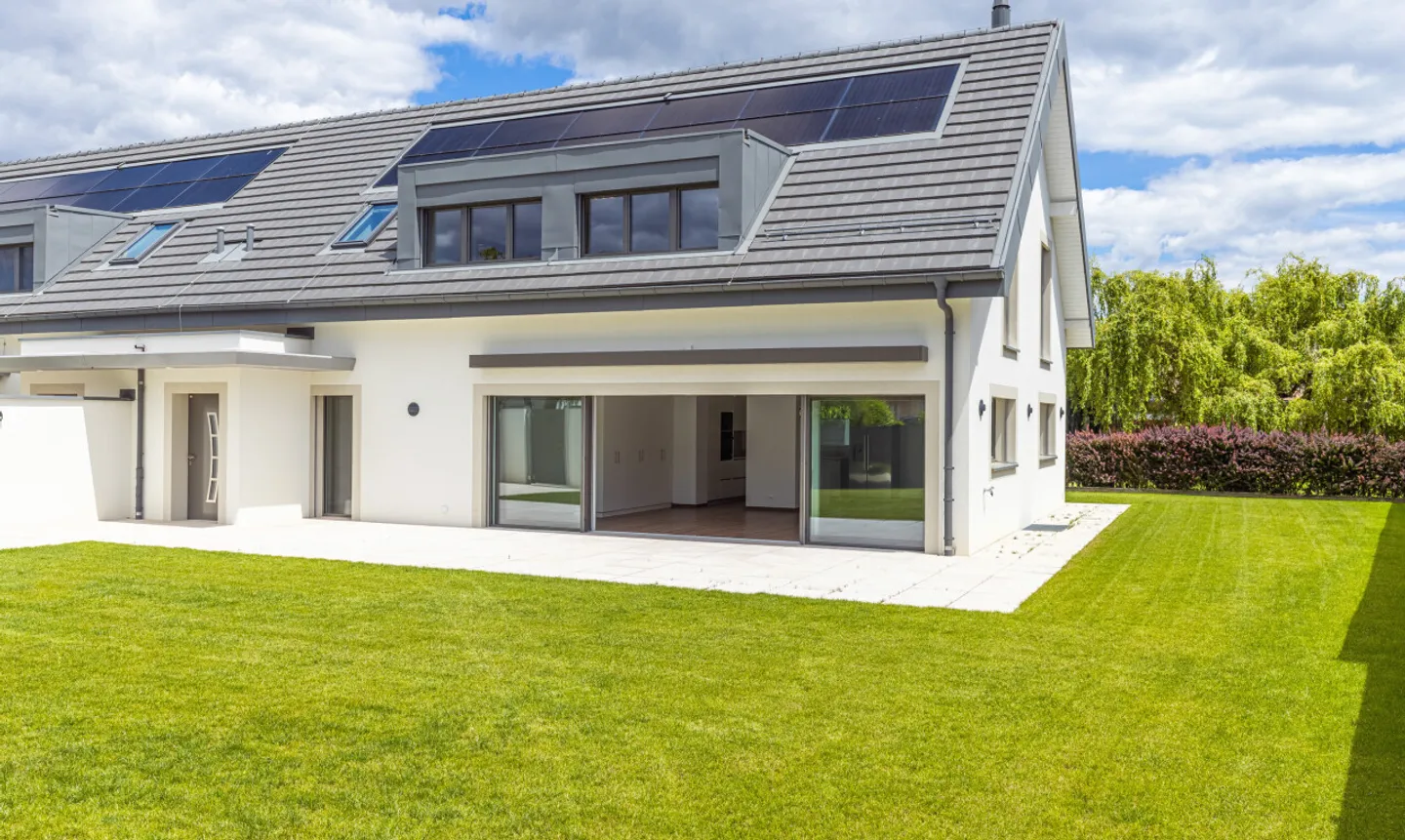 New semi-detached house with garden, beautiful volumes and careful finishes - Photo 2 of 11