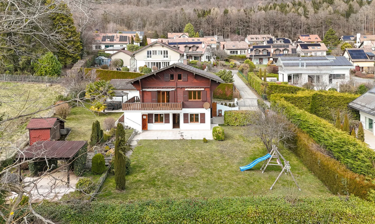 Une opportunité rare : chalet spacieux à fort potentiel à Genolier - Foto 1 di 11