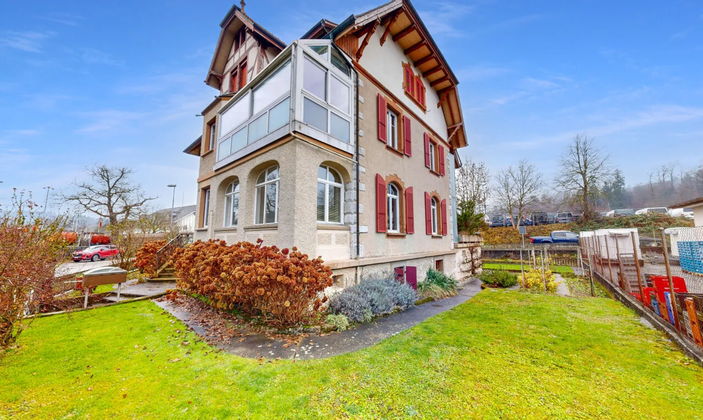 Ampia casa bifamiliare con carattere e potenziale - Foto 1 di 11