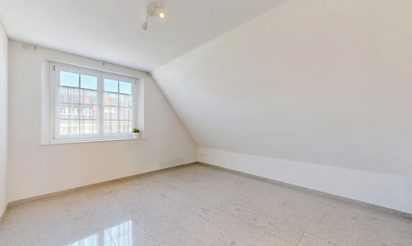 Exclusive Country House in Prime Location - Photo 9 of 13