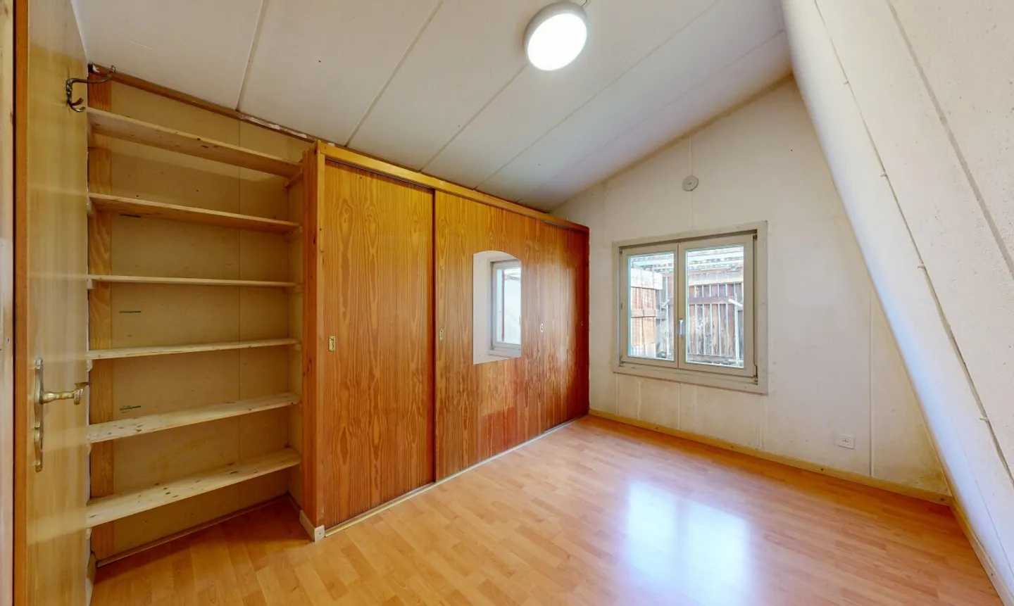 Cheyres: Piccola casa da reinventare a pochi passi dal lago - Foto 5 di 11