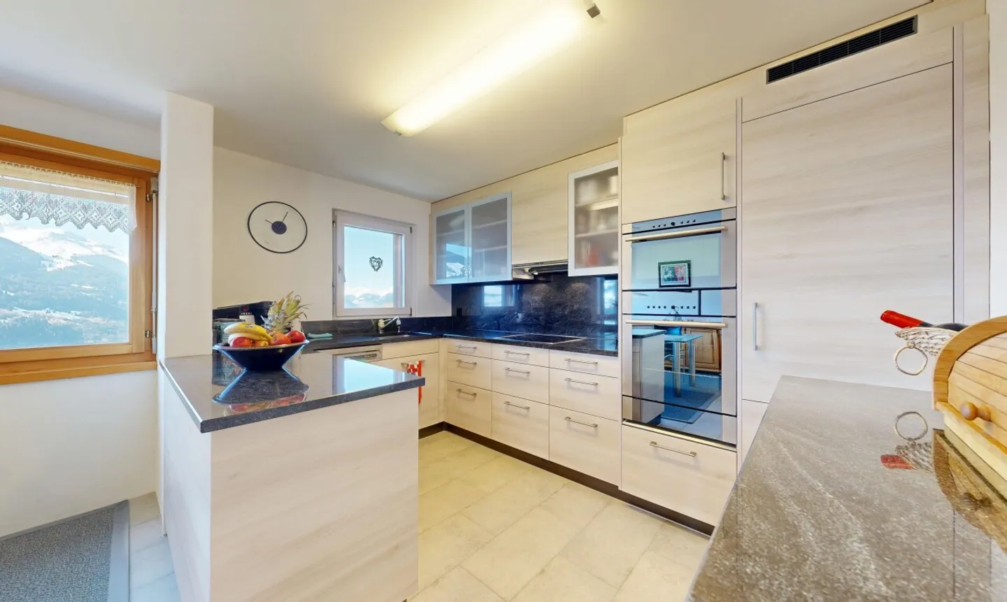 3.5-room apartment with panoramic view & fireplace in Brigels - Photo 7 of 11