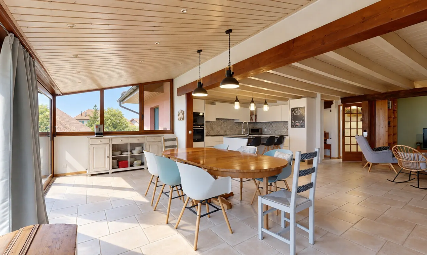 Maison familiale rénovée avec vaste atelier - Photo 3 of 11