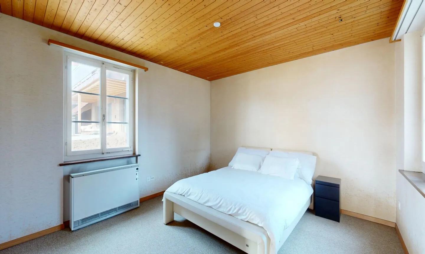 Pure design freedom: Spacious house with great potential - Photo 8 of 11