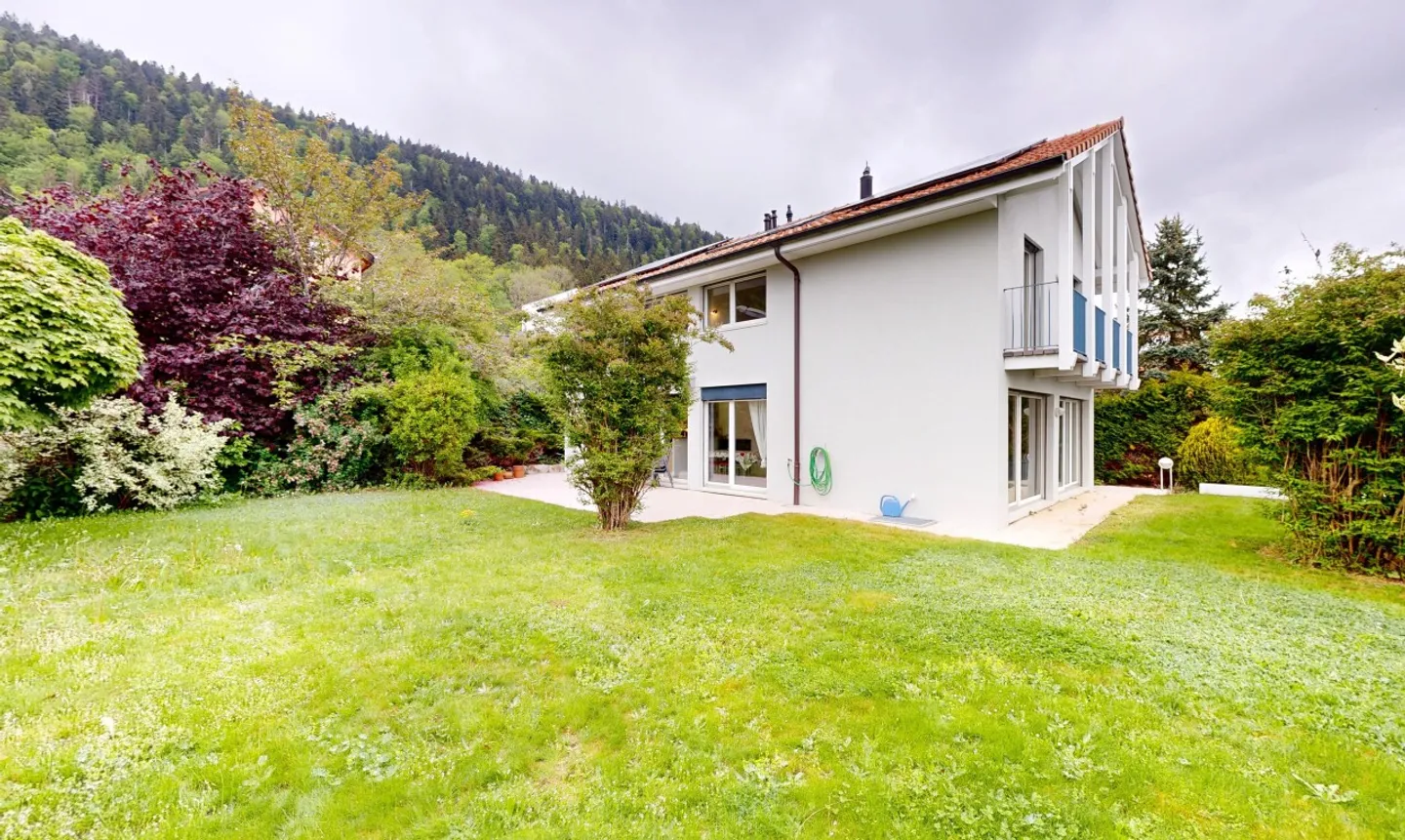 Spacious 6.5-room villa with landscaped garden in Cernier - Photo 2 of 11