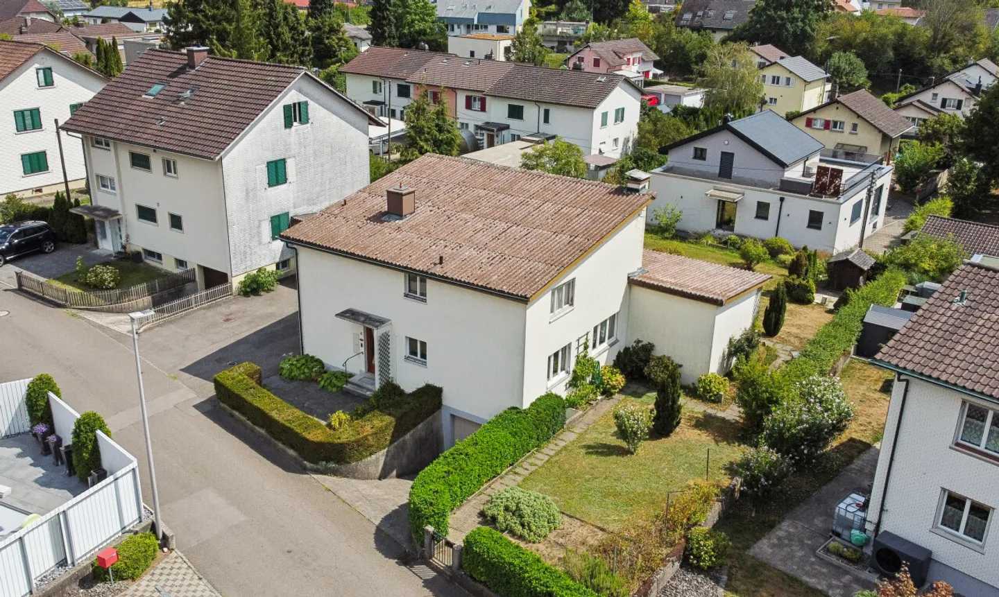Grosszügiges Einfamilienhaus mit 2 Wohnungen und grossem Garten - Foto 2 di 11